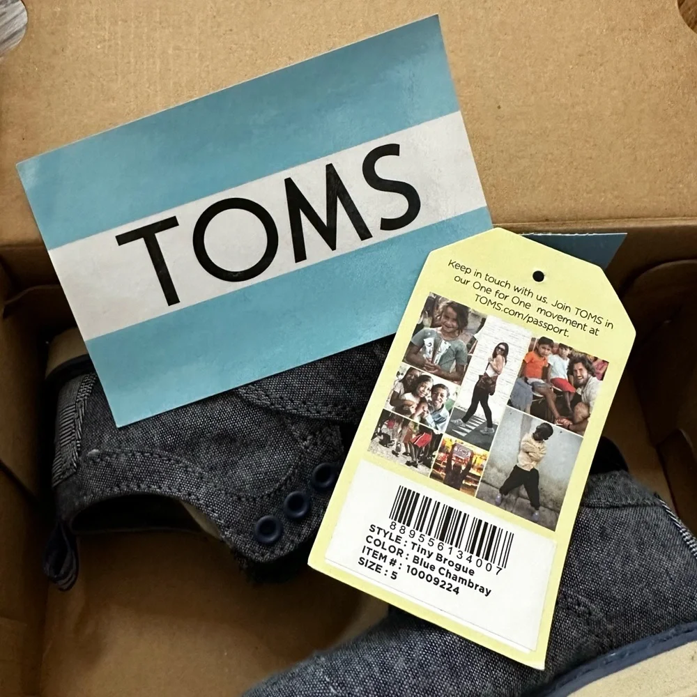 TOMS Tiny Brogue oxfords in Blue Chambray, toddler size 5 (NWT)